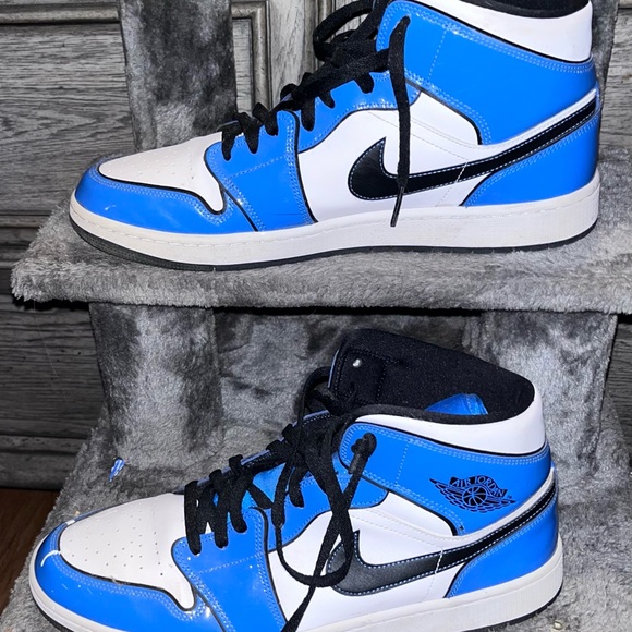 Air Jordan 1 Mid - Picture 1 of 3